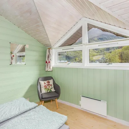 אכסניה & פלאם