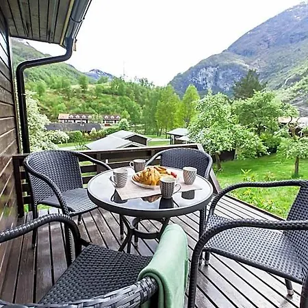 & * Flåm