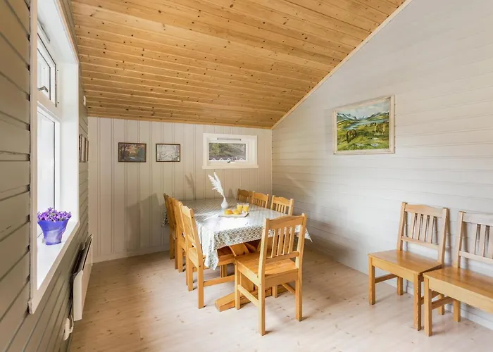 & * Flåm
